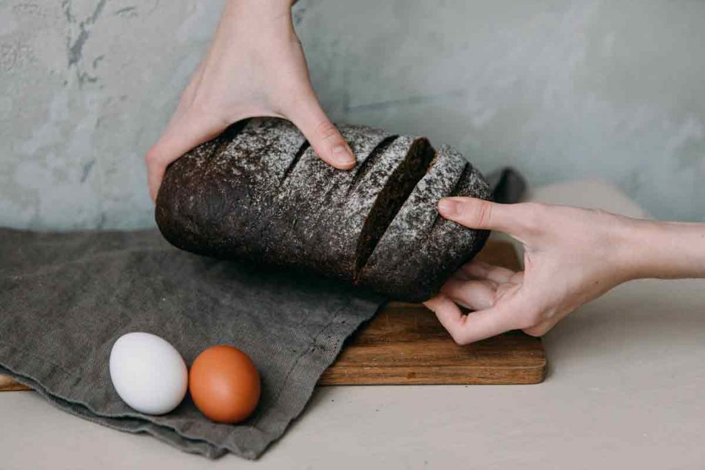 How to prepare delicious black bread with banneton?