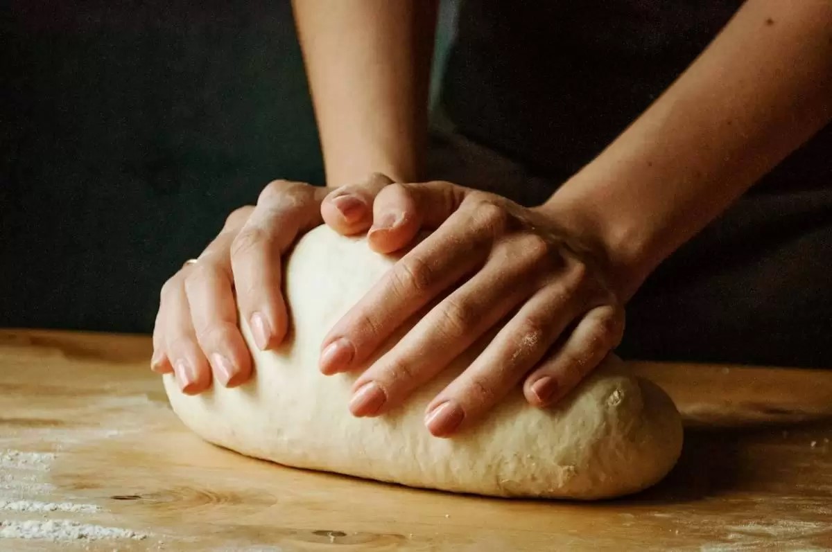 How to Knead Dough Effectively for Beginner Bakers?